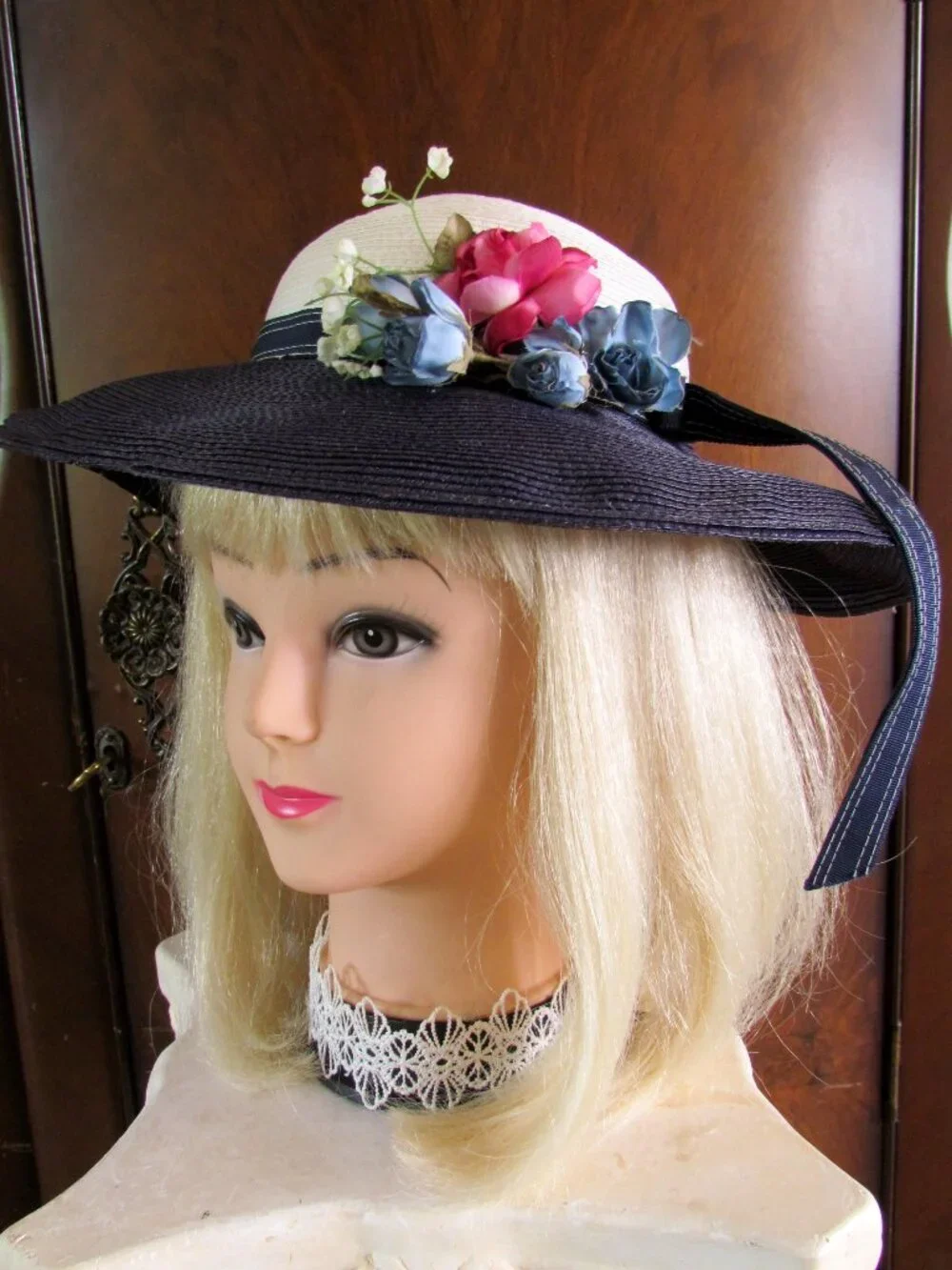 VINTAGE 1950s HAT, S, NAVY & WHITE  w PINK & BLUE FLOWERS, WIDE BRIM, 20" HEAD - Picture 2 of 6